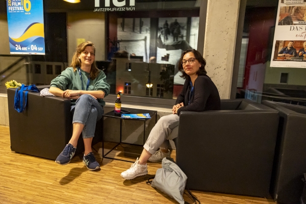 Annika Mayer (Produktion), Moderatorin Kathrin Höhne (© Jörg Reuther)