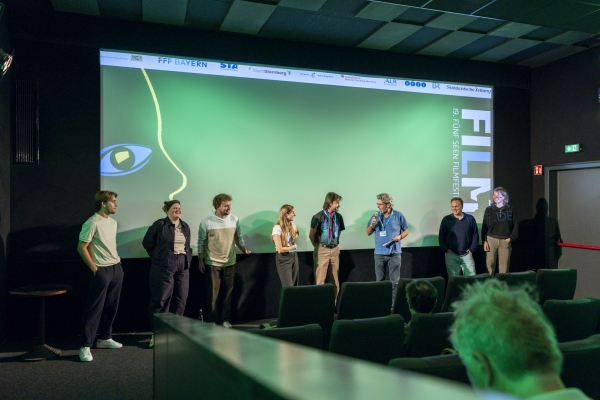 Simon Schneckenburger (Regie: SKIN ON SKIN), Frederike Glemser (Kamera: EINER VON EUCH), Amos Ostermeier (Regie: EINER VON EUCH), Lukas Mutschler (Regie: SOM DOMA), Luca-Els Mauritz (Regie: SOM DOMA) (© Pavel Broz)