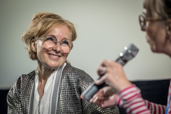Monika Buttinger (Kostümbild GENTLE MONSTER und Ehrengast) (© Pavel Broz)