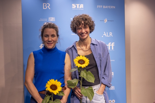 Nina Wesemann (Regie ERZÄHL MIR DEIN MORGEN), Ella Cieslinski (Regie ERZÄHL MIR DEIN MORGEN) (© Jörg Reuther)