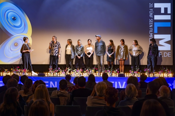 Britta Schwem (Dramaturgie), Felix Bärwald (Produzent), Julia Rappold (Koproduzentin), Victoria Mayer (Cast), Karoline Eichhorn (Cast), Pauline Roenneberg (Regie), Lara Mandoki (Cast), Kathrin Anna Stahl (Cast), Niels Bormann (Cast) (© Jörg Reuther)