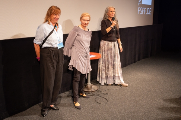 Edda Vanhoefer (Filmteam MEETING THE BUDDHA), Julianne Ferenczy (Koproduzentin MEETING THE BUDDHA) (© Jörg Reuther)
