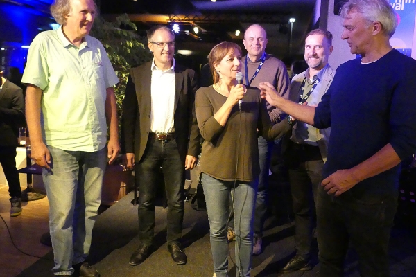 Short Plus Award, Mandi Schmidt, (Moderation), Michael Sturm, (2. Bürgermeister Weßling), Barbara Winkler (Moderation), Robert Cramer und Nicolai Baehr (Moderation), Matthias Helwig (Festivalleiter) (© Antje Bultmann)