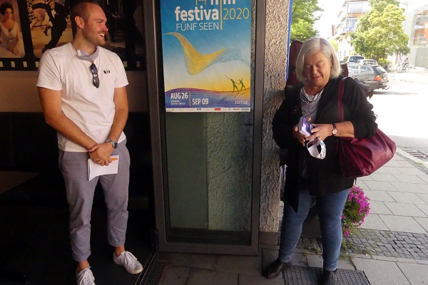 Linus Herbig-Matten (Moderation), Freiin von Sophie Wiedersperg (Gleichstellungsbeauftragte Starnberg, Filmpatin)  (© Antje Bultmann) (© Antje Bultmann)