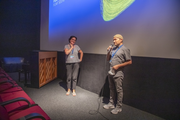Anja Schmid (Moderation), Shaheen Dill-Riaz (Regie) (© Jörg Reuther)