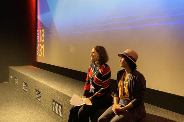 Moderatorin Eva Bauriedl und Regisseurin und Drehbuchautorin Greta-Marie Becker (© Franziska Agrawal)