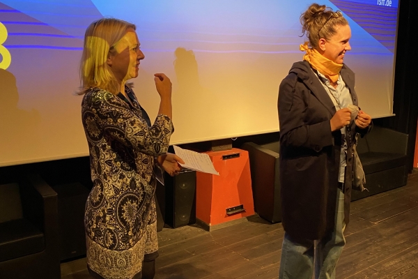 Moderatorin Eleonore Daniel und Regisseurin Maria Speth (© Franziska Agrawal)