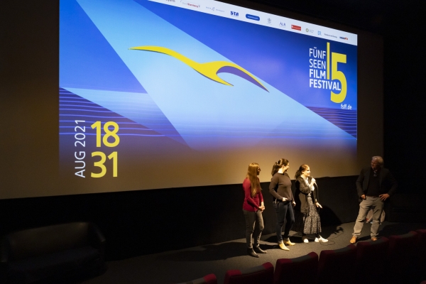 Natalie und Sandra Hölzel (Produzentinnen), Nancy Camaldo (Regie) und Festivalleiter Matthias Helwig (© Jörg Reuther)