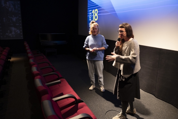 Regisseurin und Drehbuchautorin Kateryna Gornostai im Filmgespräch mit Moderatorin Christina Wolf(© Jörg Reuther)