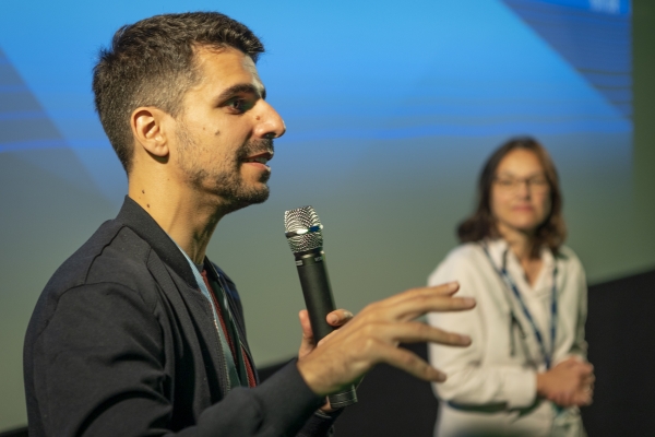 Regisseur Jakob Brossmann im Filmgespräch mit Moderatorin Kathrin Höhne (© Pavel Broz)